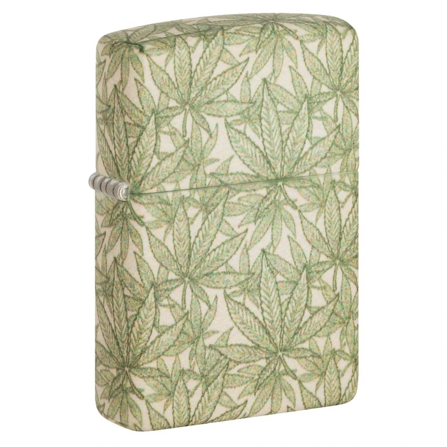 Zippo Sturmfeuerzeug Cannabis Blatt Muster, geschlossen in Schrägansicht, cremefarbener matter Finish mit grünem All-over Cannabis-Blatt-Muster, weißer Hintergrund